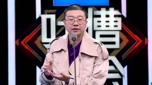 吐槽大会巨型提词器曝光,连表情提示都有,明星都是演的
