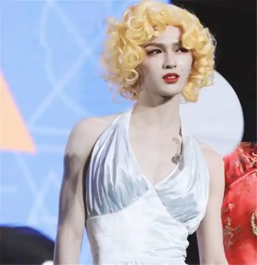 男星穿上女装,杜海涛搞笑,黄明昊可爱,看到朱正廷女生都自愧不如了
