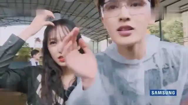 朱正廷黄明昊水枪游戏,朱正廷偶像包袱太重,而justin就太随意了
