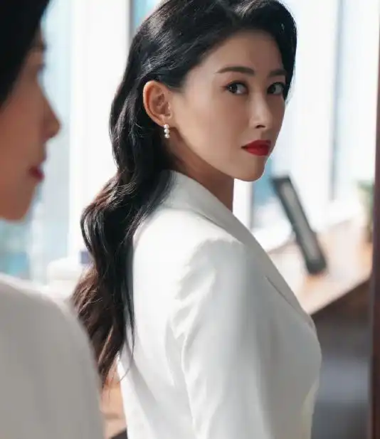 背景不输韩雪,连续7次蝉联全球最美面孔,如今35岁依旧风情万种
