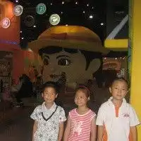 带打工子弟学校学生游览科技馆

