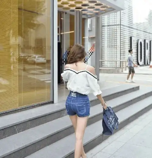 年轻美女街拍很萌很可爱的美女,展现女神迷人风采
