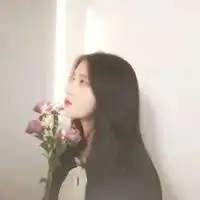 女孩侧面拿花图片唯美动漫女孩侧面拿花头像
