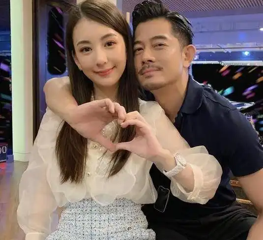 方媛晒自拍卖萌,郭富城低调现身,相差22岁的老夫少妻照样恩爱
