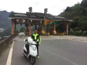 小伙回家心切看爷爷摩托混入高速大车流
