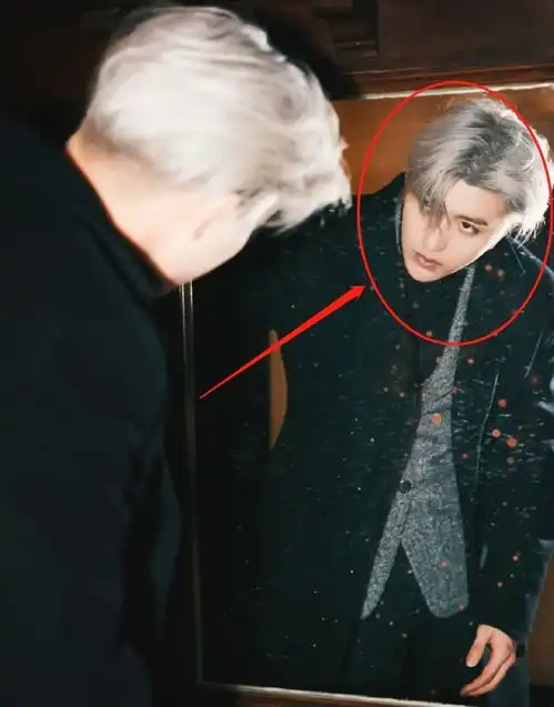 本以为蔡徐坤银发够绝,直到看他蓝发造型拍大片,是撕漫男无疑了
