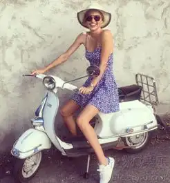 纤细美腿太抢镜米兰达戴草帽似清纯少女
