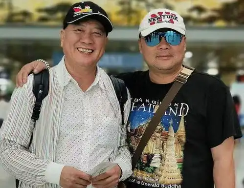 周润发现身曾志伟妻子葬礼长发穿运动服成帅老头,万梓良也老了
