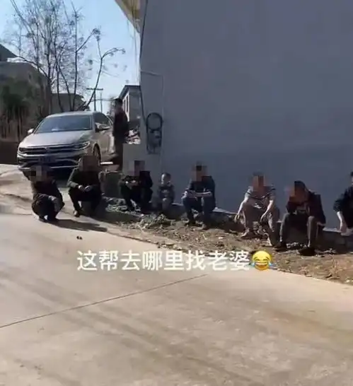 贵州男子外出打工,看着村口一帮大龄男子,感叹道都是老光棍了
