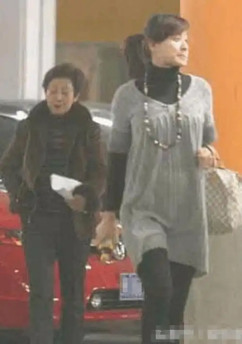 25岁嫁世界冠军,头胎生女儿婆婆脸色难看,二胎生男孩态度就变了
