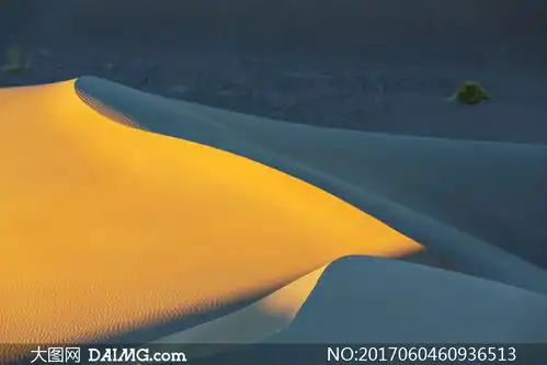 明暗对比强烈沙漠风光摄影高清图片
