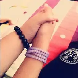 求几张男女十指相扣的图片
