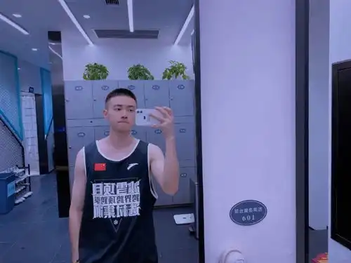 寸头型男的腹肌体育生,是漫画脸也是小奶狗,网友太帅了
