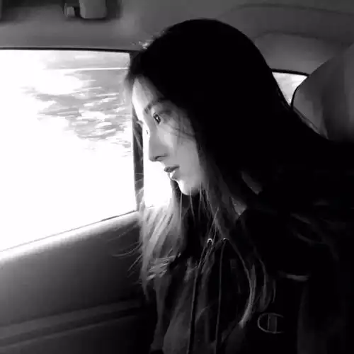 女生头像岩石里的花会开
