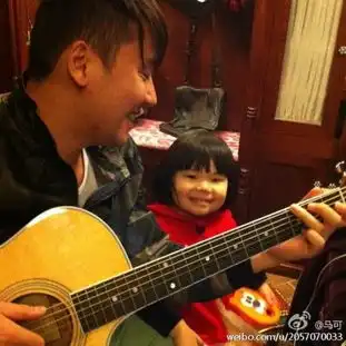 林志颖马可李小璐贾静雯奶爸萌妈亲子照超有爱四
