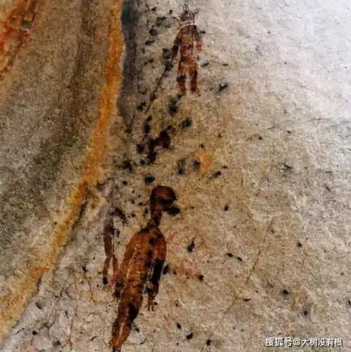 距今10000年前的壁画,疑似有飞船,身着宇航服的人类
