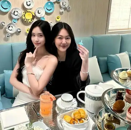 小s二女儿许韶恩站姿惹争议永远是后臀屁股翘起来风尘味太足
