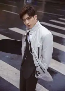 井柏然登杂志封面轻熟魅力获赞年度最in硬照
