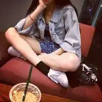女生头像盘腿坐的唯美微信头像图片大全
