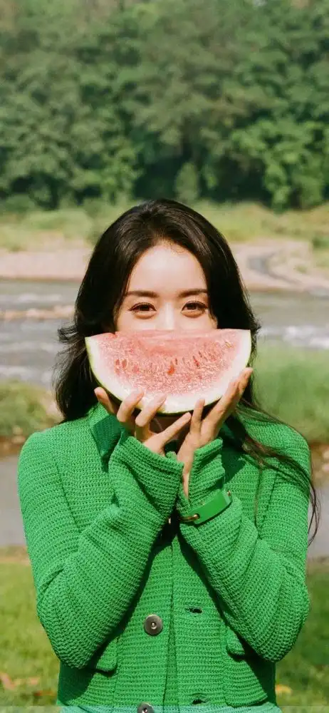 手机壁纸人美嘴甜,漂亮有钱
