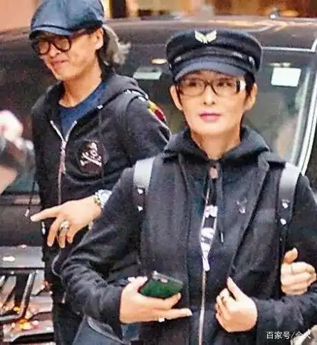 52岁张敏与小男友罕晒合影,保养得当无年龄差,隐退娱乐圈忙修行
