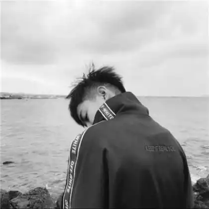 男生颓废伤感黑白头像图片,时间总在怂恿我对你的真心
