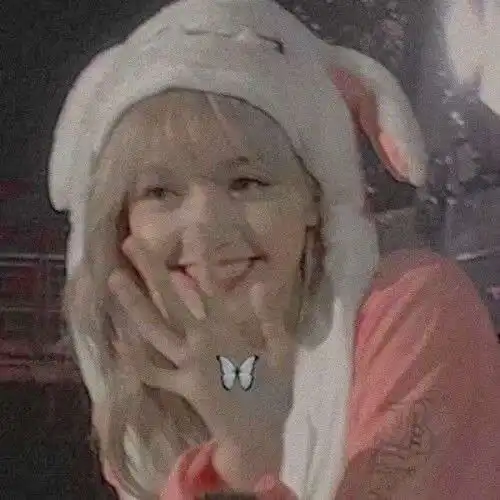 第一个告诉你下雪的人,一定很喜欢你吧
