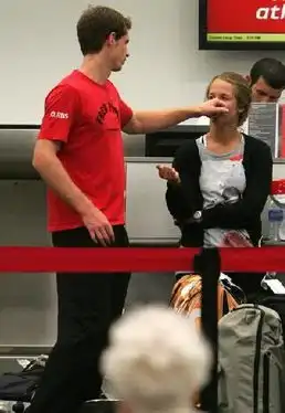 穆雷女友风情万种英帅哥当众拥抱不避人
