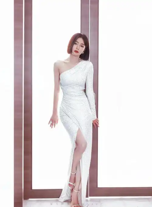 秦岚魅力的春光,洒满青春的风情万种
