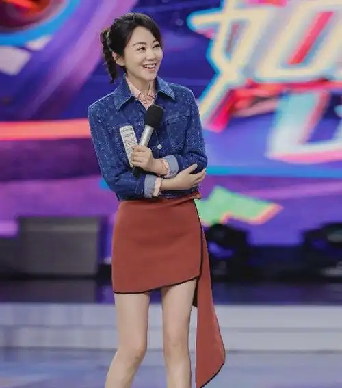 闫妮女儿已出道短发的她气质和窦靖童相似,嘴巴有种余男的感觉
