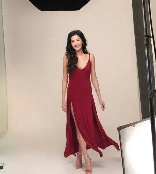 吴绮莉认真打扮起来太惊艳50岁穿吊带红裙仍艳光四射
