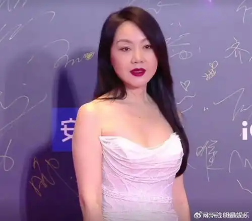 闫妮穿着一身性感晚礼服出席2023尖叫之夜,旁边小弟看直眼了
