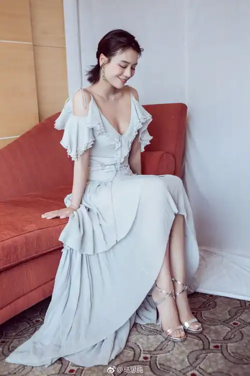 马思纯身穿低胸性感礼服,厚肩平胸腰部赘肉四溢,辛苦修图师了
