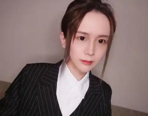 日本萝莉男生卧室走红,20岁保持可爱风,家长们孩子毁了
