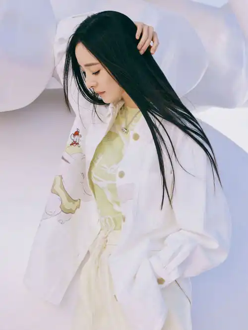 杨幂一刀切造型太亮眼穿小黑裙美成赫本,气质终于有了名媛范
