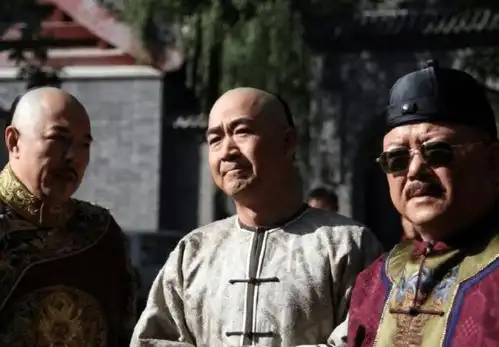 乾隆上朝时写了1个字,文武百官看后赞不绝口,和珅看后面如死灰
