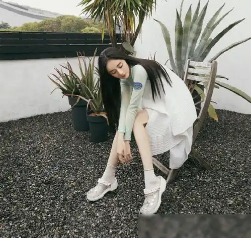 杨幂晒阳台清新坐拍照,绿植跟大幂幂很是般配,只是洞洞鞋就有些抢镜了
