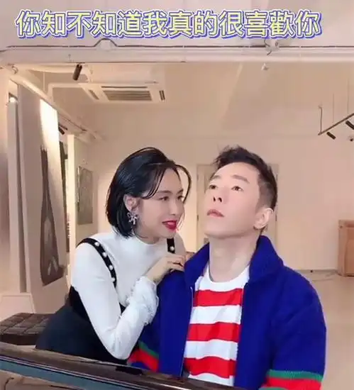 吴孟达得肝癌,朱茵和黄贯中秀恩爱,莫名有些心疼周星驰
