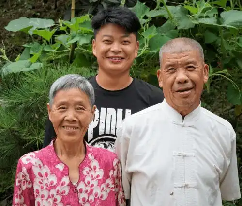撒狗粮,上央视,73岁农村奶奶成百万大v,做一碗面引5500万网友围观
