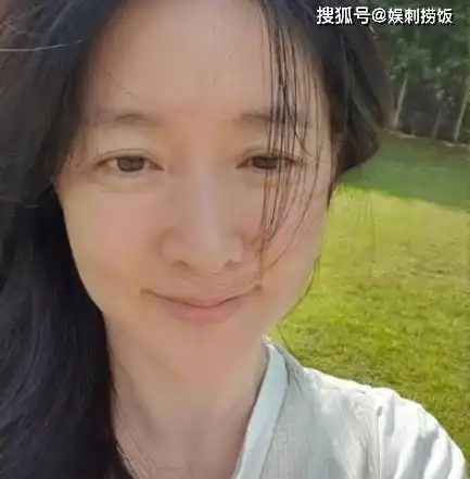 49岁李英爱近照曝光,素颜示人肤白貌美,赤脚行走草地享受生活
