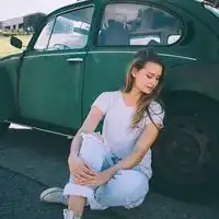 不畏所有勇往直前欧美女生头像
