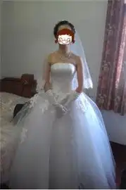 白色婚纱礼服各一件婚鞋两双头饰两个送头纱
