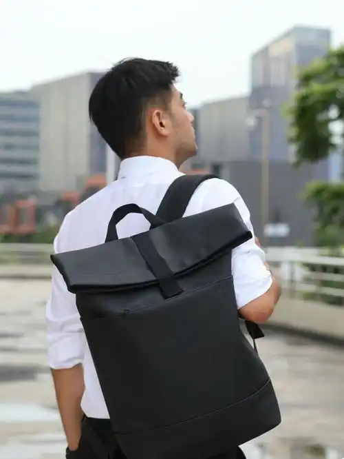 建议中年男人包包尽量别背lvgucci,换成另外3种更有格调
