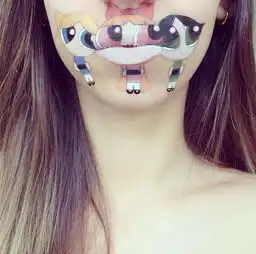 英化妆师在嘴唇上画卡通人物走红

