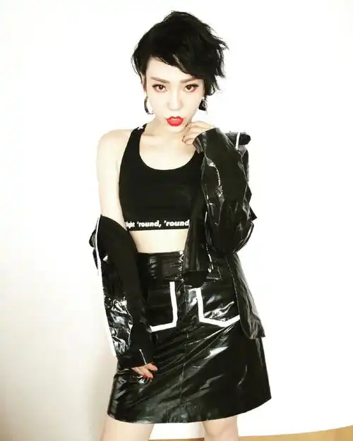 女魔头吴莫愁再现奇葩造型,羽绒服配格纹套装,头发像鸡窝
