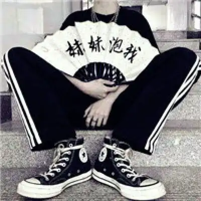 拿扇子的男生头像手拿着扇子的社会图
