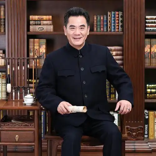 男人到了六七十岁,建议别穿这4种老头装,显老土气还很油腻
