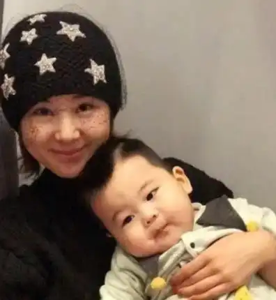 32岁李小萌近照这么漂亮,难怪丈夫12年无绯闻,连吻戏都不接
