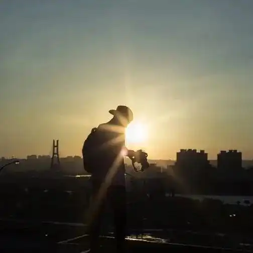 男生拍照姿势大全,这样拍一定帅
