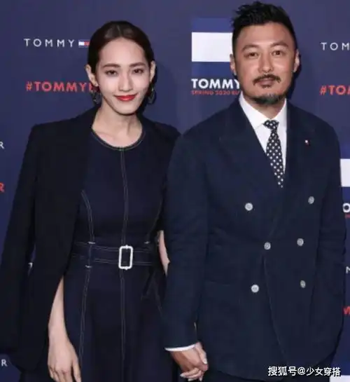 余文乐终成油腻大叔穿西装留胡渣胖到不敢认,与小7岁娇妻太甜
